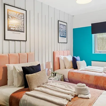 Stylish 2 Bed Sleeps 6 - Private Terrace * Bristol