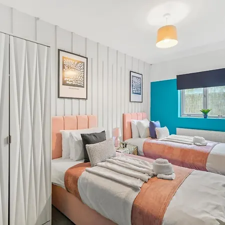 Stylish 2 Bed Sleeps 6 - Private Terrace Apartman *