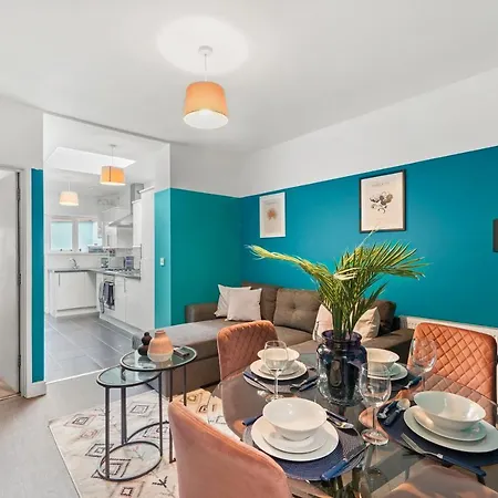 Stylish 2 Bed Sleeps 6 - Private Terrace *