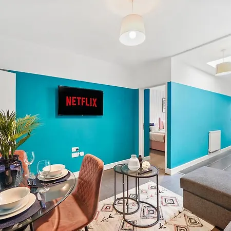 Stylish 2 Bed Sleeps 6 - Private Terrace * Bristol
