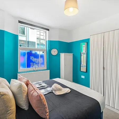 Stylish 2 Bed Sleeps 6 - Private Terrace