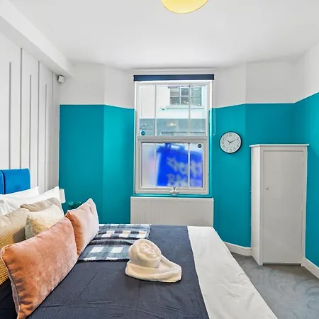Stylish 2 Bed Sleeps 6 - Private Terrace *