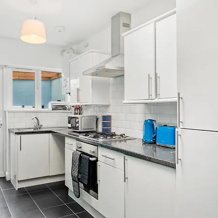 Stylish 2 Bed Sleeps 6 - Private Terrace Bristol
